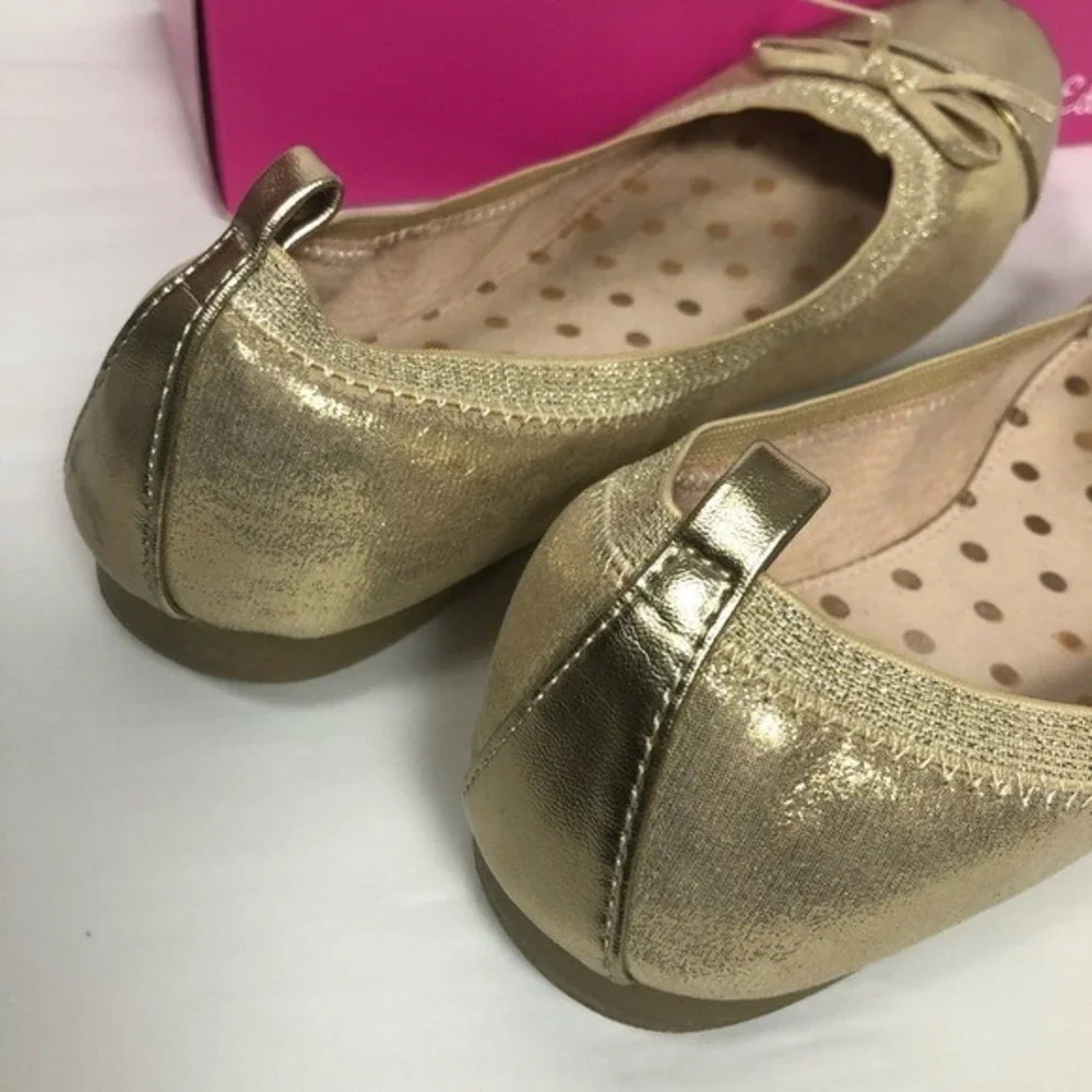 Olive‎ & Edie Taylor Gold Shoes Size 6M